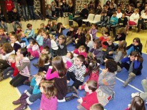 Les enfants réunis à l'occasion de l'arbre de Noël