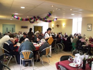 Une ambiance conviviale et un bon repas pour les résidents de la Maison de Retraite
