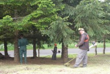 Les pensionnaires de l'ESAT participent à l'entretien des espaces verts de la commune