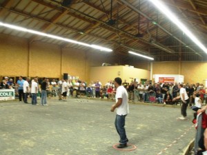 En nocturne, la halle couverte a permis aux joueurs de poursuivre les concours tard le soir