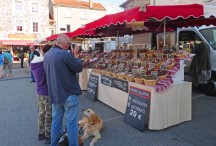 Le marché du mercredi à Coucouron, un des rendez-vous de l'été sur le plateau