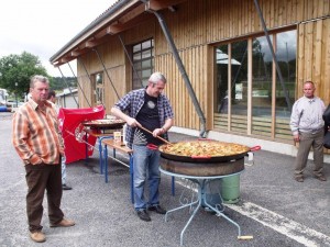 Didier Borel, en pleine préparation de la paëlla