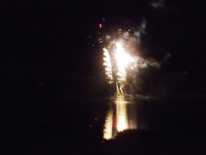 Le feu d'artifice, le dimanche soir de la fête votive, rassemble toujours une foule importante