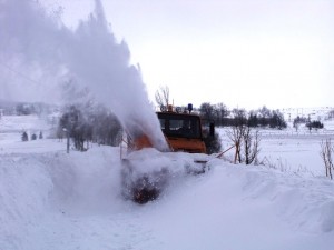 La grande quantité de neige, tombée en peu de temps et entassée par les vents violents, a obligé le recours à la fraiseuse.